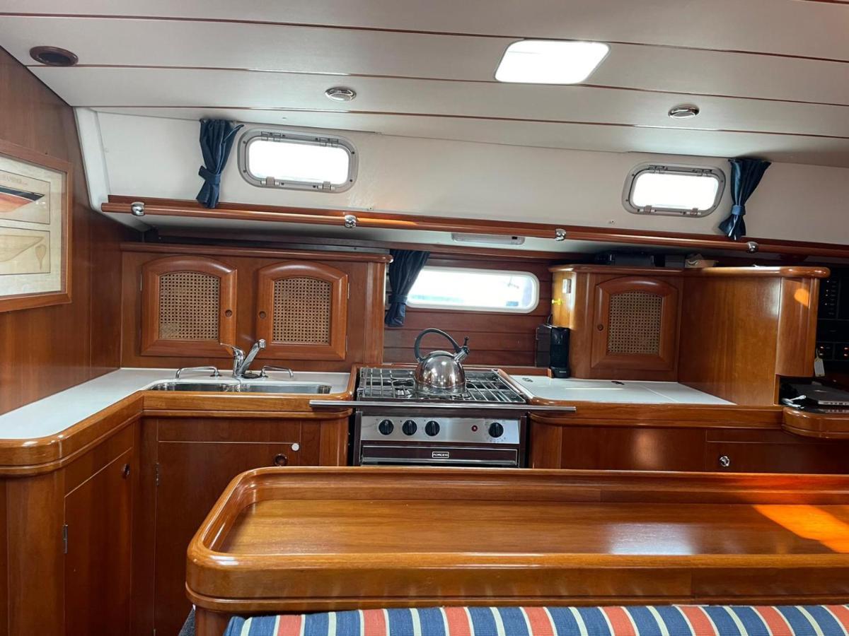 Готель Beautiful And Comfortable Sailboat With Secure Parking Available Барселона Екстер'єр фото