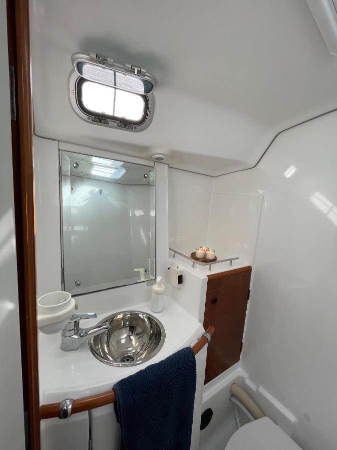 Готель Beautiful And Comfortable Sailboat With Secure Parking Available Барселона Екстер'єр фото